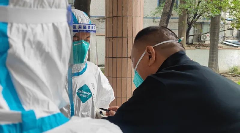 康來福志愿者穿防護服.jpg