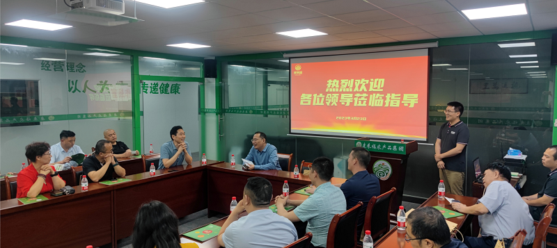 街道辦和企業家參觀康來福.png
